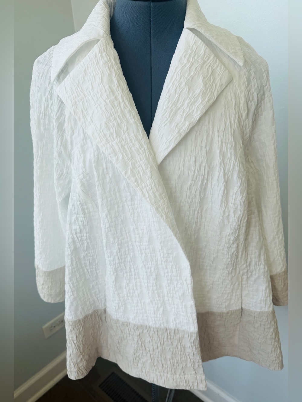 Joseph Ribkoff Sz 4 Joseph Cream & Beige Color-blocked crinkle Blazer NWOT
